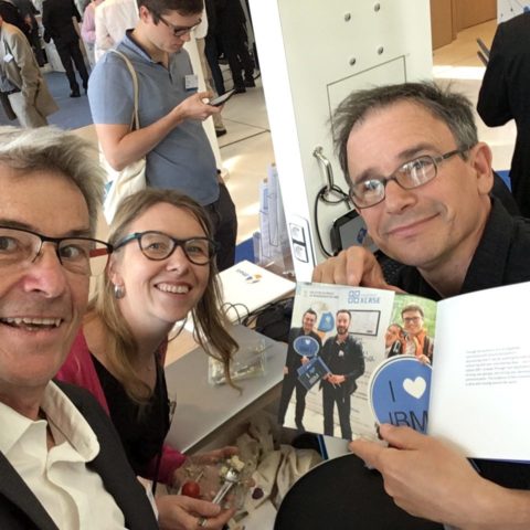 Universités IBM i 2018 avec le livret « IBM i 30th Birthday » diffusé mondialement et présentant l’équipe KUHN sur notre stand ITHEIS en page 3